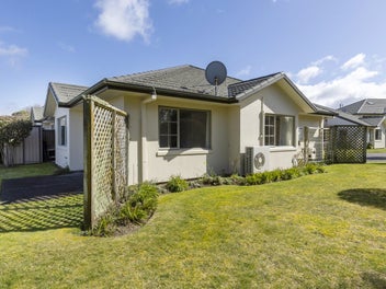 Quiet Relaxed Living in Garden Setting