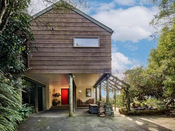 PRIVACY, SHELTER & STUNNING INLET VIEWS