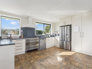 Modern Living in a Prime Position - 14 Hectares