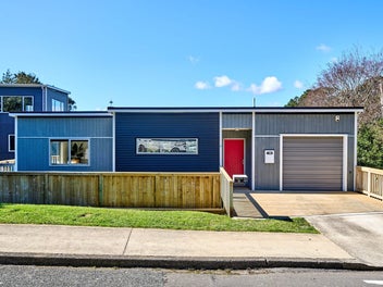 MODERN LIVING IN THE HEART OF TAWA