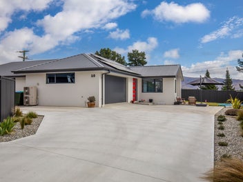 MODERN FAMILY LIVING with SOLAR EFFICIENCY