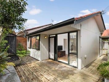 Tidy One-Bedroom Plus Bonus Sleepout