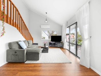 A Family Sun-Catcher in an Unbeatable Location!