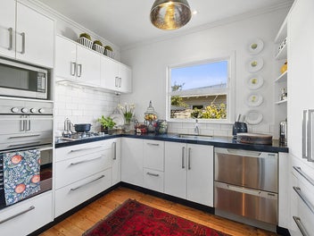 SUPER TRENDY BUNGALOW, OUTSTANDING VIEWS