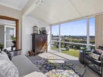 SUPER TRENDY BUNGALOW, OUTSTANDING VIEWS