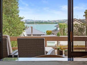 Beachside Family Home, Sea Views & Double Garage