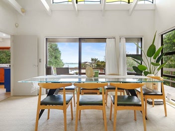 Beachside Family Home, Sea Views & Double Garage