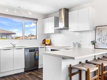 Renovated 70s Gem with Space, Sun & Style