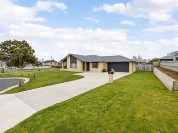 Modern Family Living in a Fantastic Location