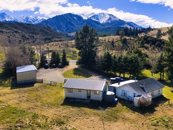 Two homes plus 6 ha = paradise!!!