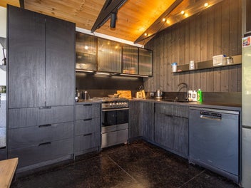 Contemporary reserve-side living