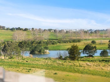 Luxury Harbour Ridge Retreat with Stunning Views