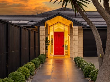 Lagoon Views, Sunlit Spaces, Pure Luxury