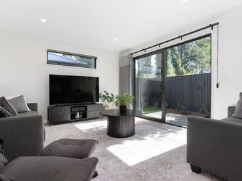 Contemporary Comfort – Nearly New!