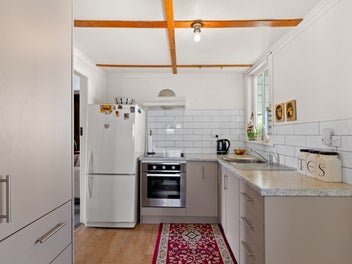 CHARMING KAURI COTTAGE WITH MODERN COMFORTS!