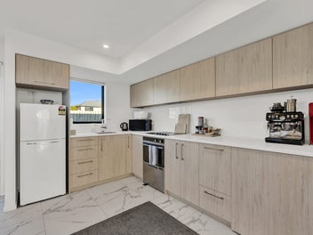 Quick Sale Required: Stylish Modern Townhouse