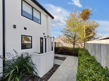 Quick Sale Required: Stylish Modern Townhouse