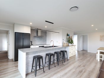 Immaculate & Stylish on a 936m2 Flat Section