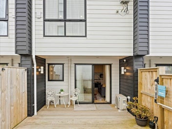 A Hidden Gem in Avondale Heights!