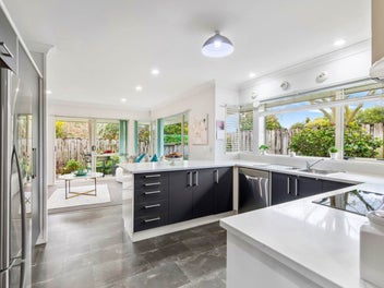 Single Level, Brick - Point View & BDSC Zoned!