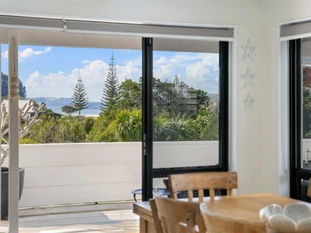 Onemana - Hamptons Beach House - So Cool