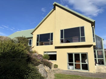 Spacious two storey 400m home