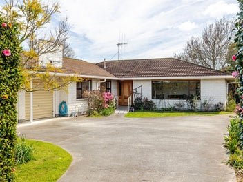 POOL, SPACE & LOCATION - YOUR SUMMER STARTS HERE
