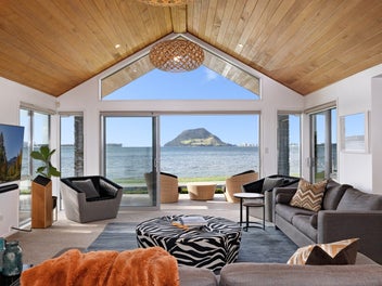 Picture perfect, waterfront living