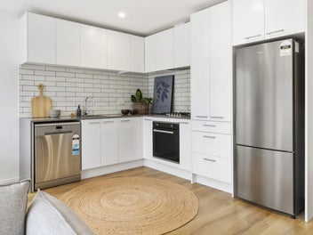 One Level Living - Sun - Garaging!