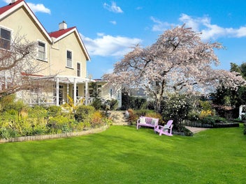Iconic Homestead with income - WIN WIN !!!!