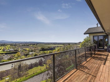 Private Retreat, Stunning Views & Beautiful Home
