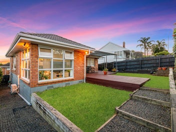 Macleans. Sea Views. Single Level. B&T