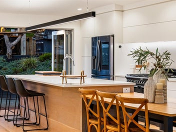 Triple Garaging, Workshop & Entertainer’s Dream