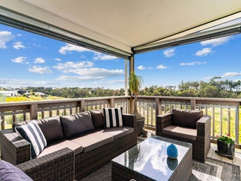 Estuary Views and Sun-Soaked