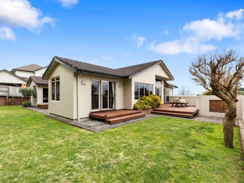 Luxury family living - going under the hammer