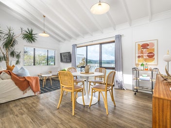 Views and versatility in the heart of Waiheke