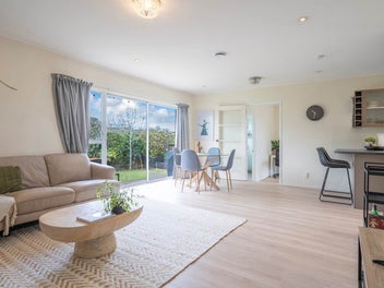 Sunny, Private and with Coastal Charm