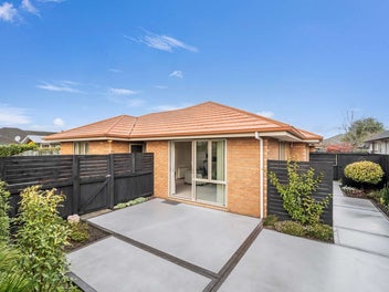 Move-In Ready, Sun-Soaked Townhouse for Over-60s