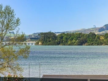 Architectural living, premium location and views