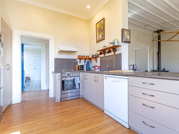 5 Bedrooms, 1637m2 Section, Quiet Village