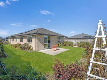 Great value for money - with solar - move in now!!