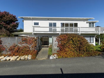 Stylish home and income in central Nelson