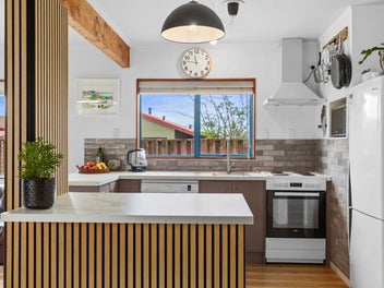 Sunny Easy care Living in Maungatapu
