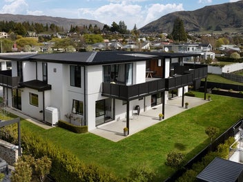 Elegant Lifestyle - Prime Central Wanaka Location