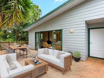 Spacious Family Home - Walk to Town