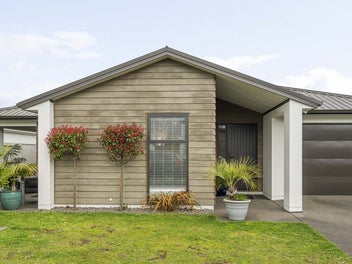 Entertainer's Dream Awaits! Sunny, Stylish Living