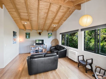 Peaceful Hideaway with Walk-to-Town Convenience