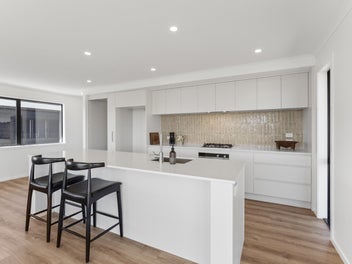 Light-Filled Living with Sleek Design