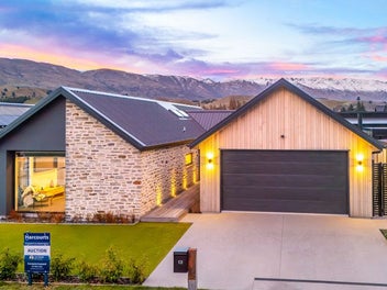 Showstopper Showhome for Sale!