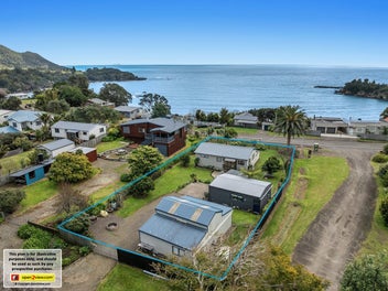 Ultimate Coastal Retreat - Home, Bach & Boatshed